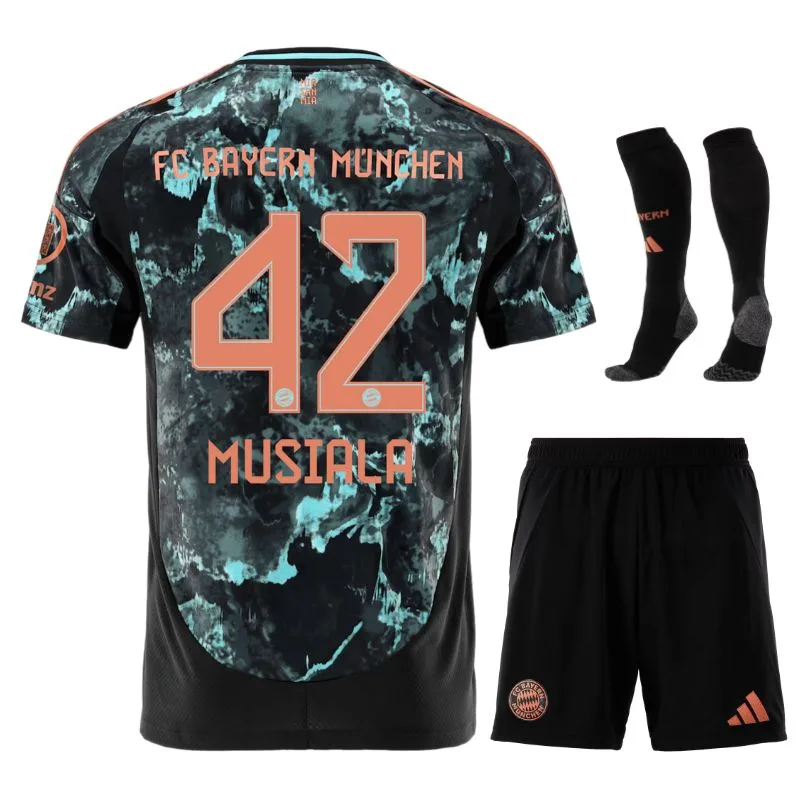 Maillot-Kit-Enfant-Bayern-Munich-Exterieur-2024-2025-Musiala.jpg