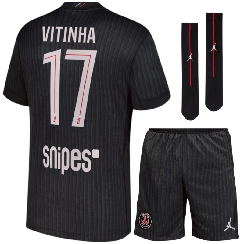 Maillot-Kit-Enfant-PSG-Jordan-Fourth-2025-2026-Vitinha.jpg