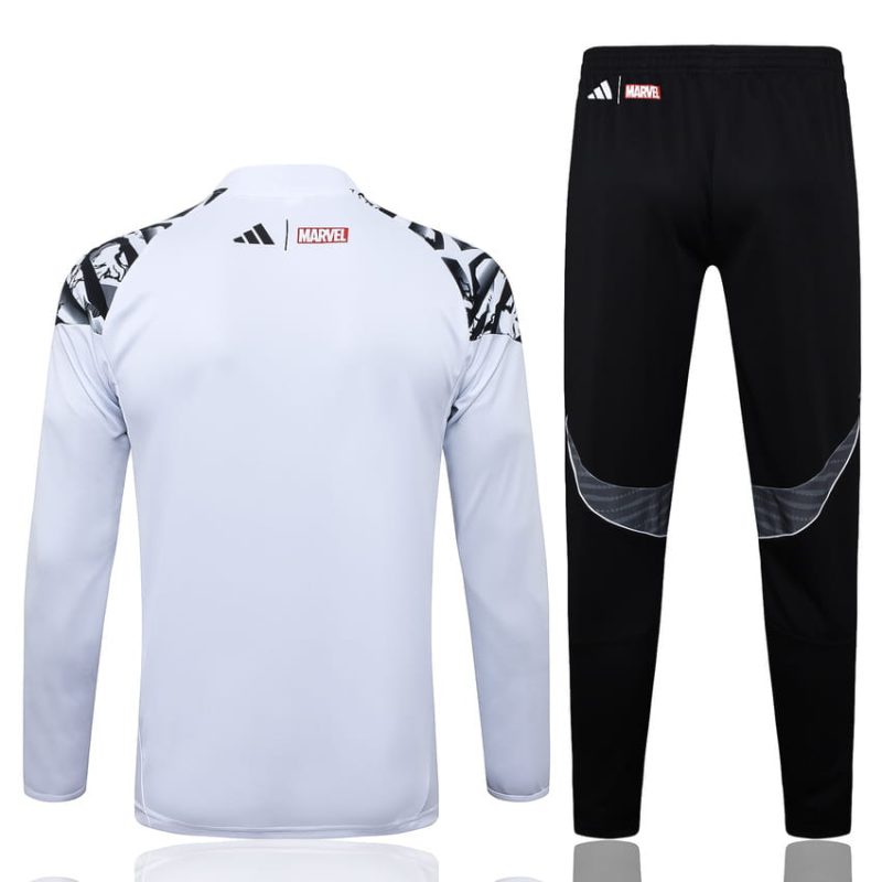 Tuta da allenamento del Real Madrid 2025-2026 bianca con macchia 3.jpg Tuta da allenamento del Real Madrid 2025-2026 bianca con macchia 3.jpg