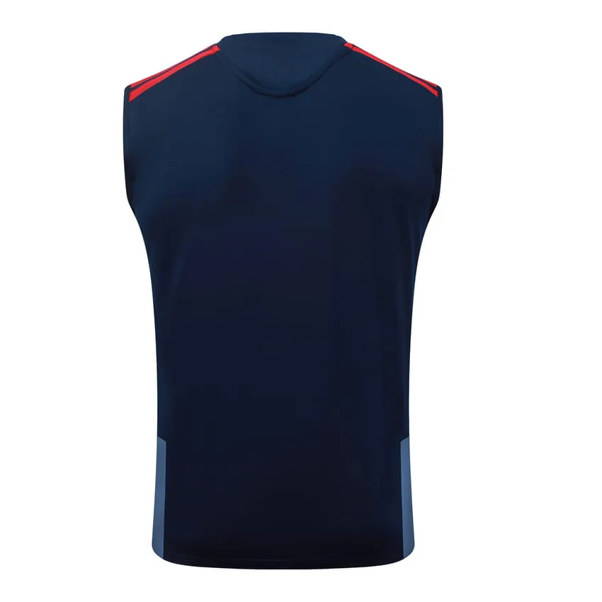 Completo Bayern Monaco 2026/2027, canotta e pantaloncini blu scuro.